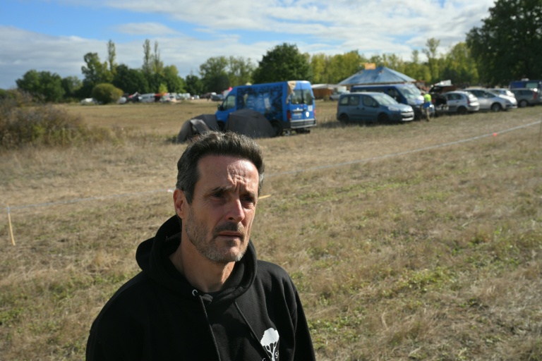 Le militant écologiste Thomas Brail, porte-parole du Groupe national de surveillance des arbres (GNSA), le 10 octobre 2026 lors d'une manifestation d'opposants à l'autoroute A69 à Cambounet-sur-le-Sor, dans le Tarn