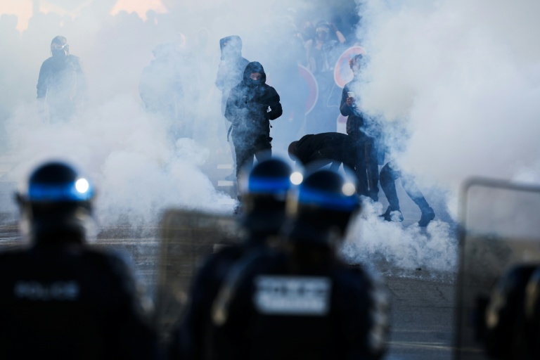 Des policiers se tiennent face à des manifestants au milieu des gaz lacrymogènes, alors que des élèves bloquent les abords du lycée Kerichen à Brest, dans le Finistère, le 2 octobre 2026