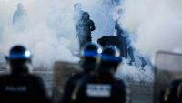 Des policiers se tiennent face à des manifestants au milieu des gaz lacrymogènes, alors que des élèves bloquent les abords du lycée Kerichen à Brest, dans le Finistère, le 2 octobre 2026