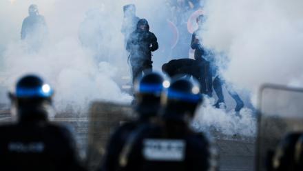 Des policiers se tiennent face à des manifestants au milieu des gaz lacrymogènes, alors que des élèves bloquent les abords du lycée Kerichen à Brest, dans le Finistère, le 2 octobre 2026