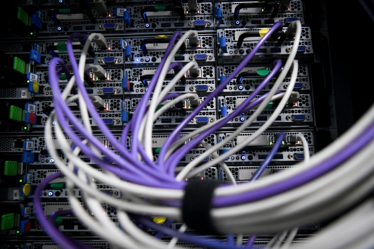 Câbles et serveurs dans un centre de données Scaleway, à Saint-Ouen-l'Aumône, en région parisienne, le 9 juillet 2021