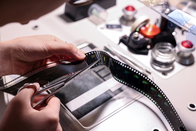 Un technicien répare la pellicule d'un vieux film à l'Institut taïwanais du cinéma et de l'audiovisuel (TFAI), le 23 juin 2026 à Taipeï
