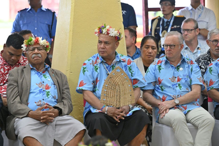 Le Premier ministre fidjien Sitiveni Rabuka (g), le Premier ministre tuvaluan Feleti Teo (c) et le Premier ministre australien Anthony Albanese lors d’une cérémonie traditionnelle de bienvenue pendant la réunion préparatoire du Pacifique à la COP31 à Tuvalu, le 6 octobre 2026