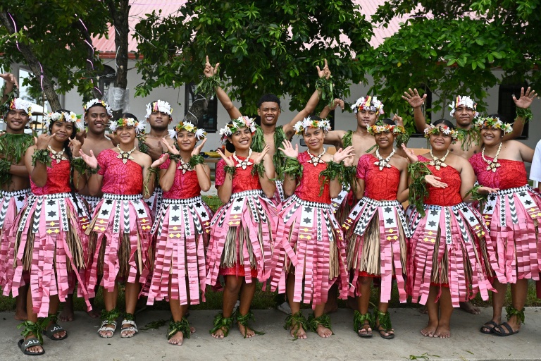 Des étudiants accueillent les dirigeants participant à la conférence préparatoire Pacific Pre-COP31 à Funafuti, le 6 octobre 2026 aux Tuvalu