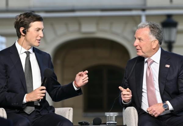 L'émissaire américaine Steve Witkoff (à droite) et le gendre de Donald Trump, Jared Kushner, participent à une conférence de presse après leurs discussions avec le président ukrainien Volodymyr Zelensky, à Kiev, le 6 septembre 2026