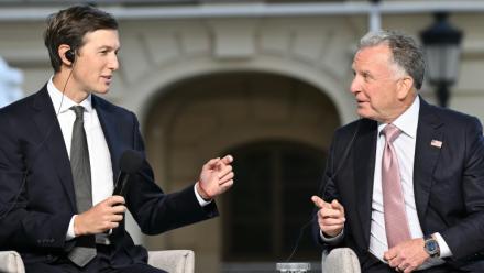 L'émissaire américaine Steve Witkoff (à droite) et le gendre de Donald Trump, Jared Kushner, participent à une conférence de presse après leurs discussions avec le président ukrainien Volodymyr Zelensky, à Kiev, le 6 septembre 2026