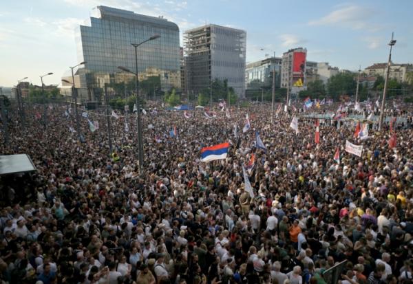 Des manifestants se sont rassemblés à Belgrade pour réclamer des élections anticipées, le 23 mai 2026