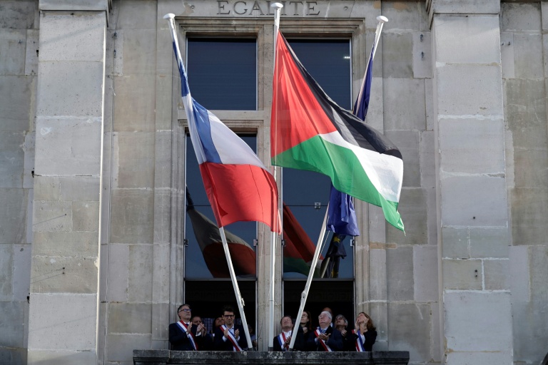 Le Premier secrétaire du Parti socialiste français Olivier Faure (G) à la mairie de Saint-Denis, près de Paris, où a été hissé le drapeau palestinien, le 22 septembre 2025
