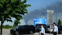 De la fumée à proximité de l'endroit où se tient le Forum économique (SPIEF) de Saint-Pétersbourg, le 3 juin 2026, en Russie