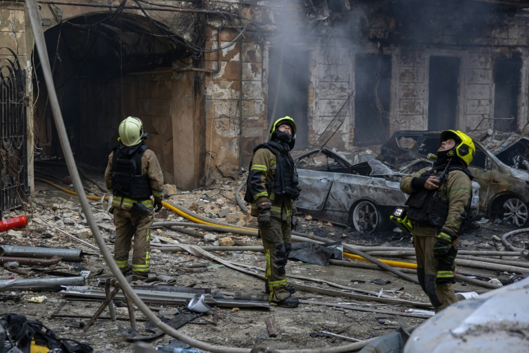 Des pompiers ukrainiens éteignent un incendie dans des bâtiments touchés par des frappes aériennes russes dans la ville portuaire d'Odessa, le 9 août 2026