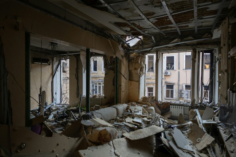 Un appartement détruit par des frappes aériennes russes dans la ville portuaire ukrainienne d'Odessa, le 9 août 2026