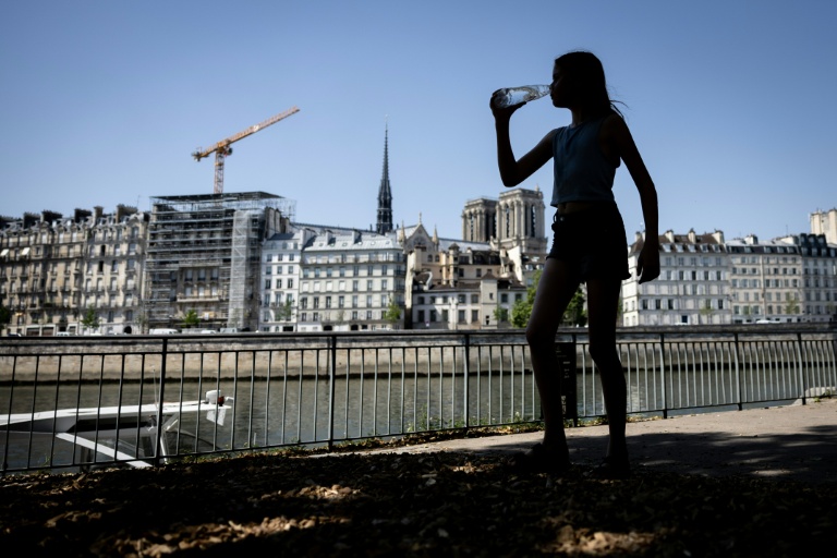 Piétonne avec une bouteille en plastique, sur la voie Georges-Pompidou, itinéraire de 13 kilomètres traversant Paris en longeant la rive droite de la Seine, le 24 juin 2026.