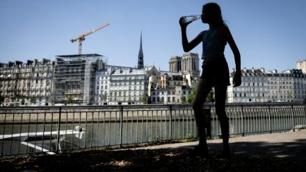 Piétonne avec une bouteille en plastique, sur la voie Georges-Pompidou, itinéraire de 13 kilomètres traversant Paris en longeant la rive droite de la Seine, le 24 juin 2026.