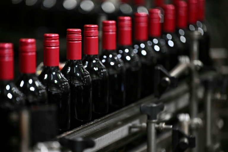 Affectée par les crises économiques mais aussi des changements générationnels, la consommation mondiale de vin a continué de décliner en 2025, de 2,7% sur un an, à un niveau inédit depuis 1957, a estimé mardi l'Organisation internationale de la vigne et du vin (OIV)
