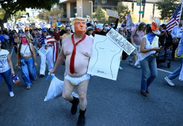 Un manifestant vêtu d'un costume se moquant du président américain Donald Trump participe à la journée nationale de manifestations "No Kings" à Los Angeles, Californie, le 18 octobre 2025