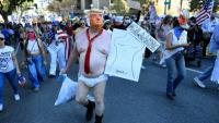Un manifestant vêtu d'un costume se moquant du président américain Donald Trump participe à la journée nationale de manifestations "No Kings" à Los Angeles, Californie, le 18 octobre 2025