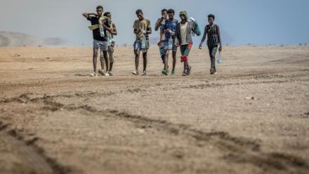 Des migrants éthiopiens marchent dans le désert, le 12 avril 2026, près d'Obock à Djibouti, en direction de l'Ethiopie, après avoir échoué à traverser jusqu'au Yémen