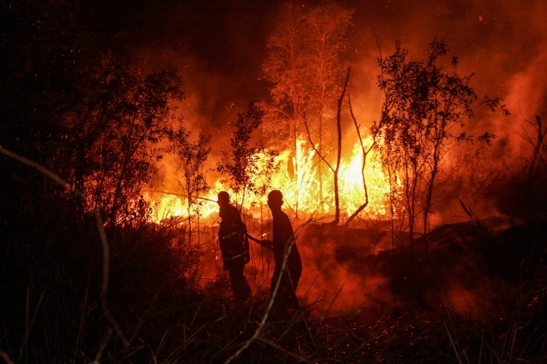 Des pompiers luttent contre un incendie à Banjarbaru, en Indonésie, le 13 octobre 2026