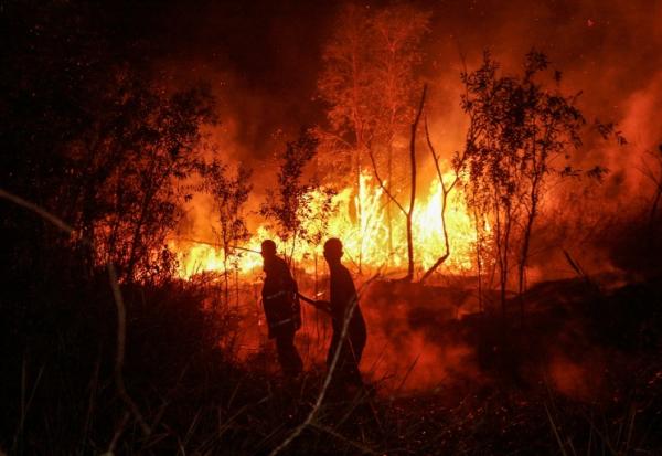 Des pompiers luttent contre un incendie à Banjarbaru, en Indonésie, le 13 octobre 2026