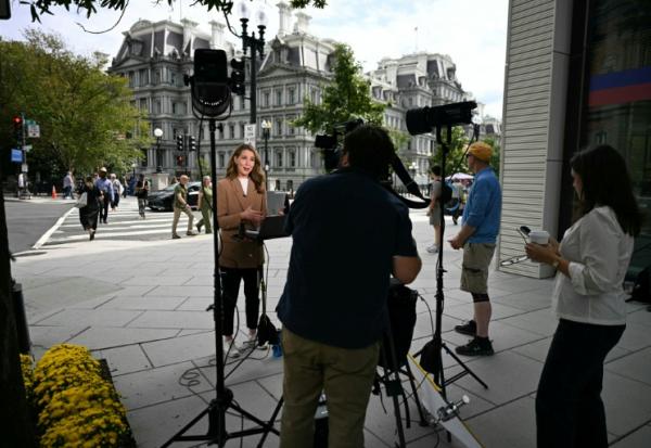 La correspondante de CNN Julia Benbrook près de la Maison Blanche à Washington le 19 septembre 2026