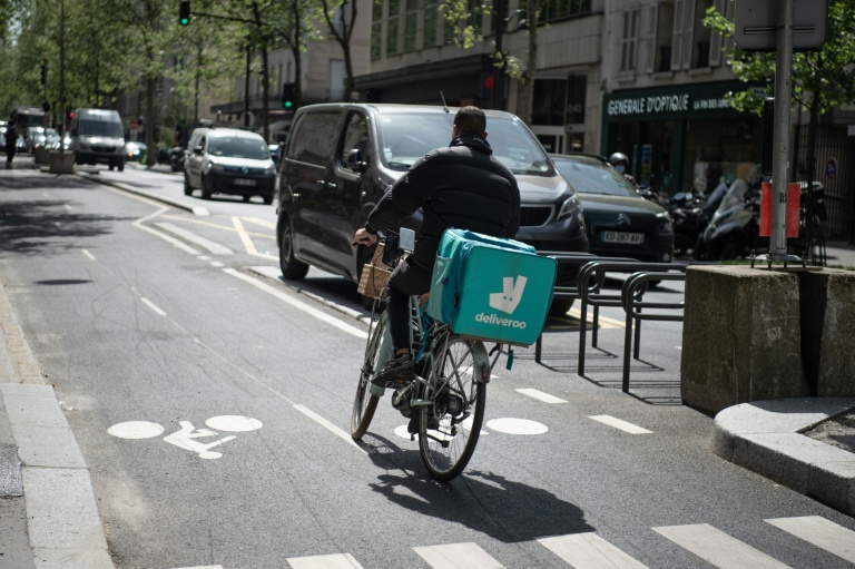 Un livreur à vélo pour Deliveroo dans une rue à Paris, le 20 avril 2022