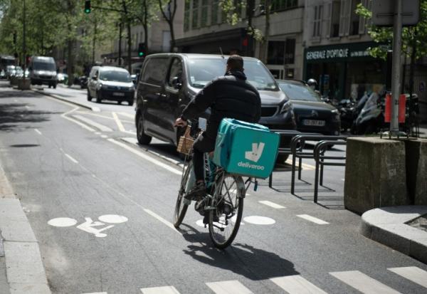 Un livreur à vélo pour Deliveroo dans une rue à Paris, le 20 avril 2022