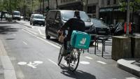 Un livreur à vélo pour Deliveroo dans une rue à Paris, le 20 avril 2022