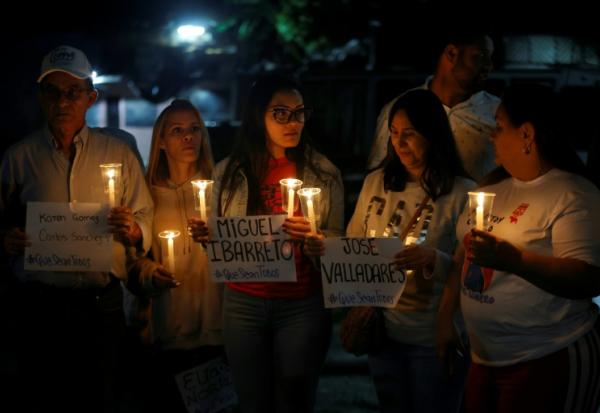 Des proches de prisonniers politiques effectuent une veillée devant la prison d'El Rodeo I à Guatire, près de Caracas, le 10 janvier 2026
