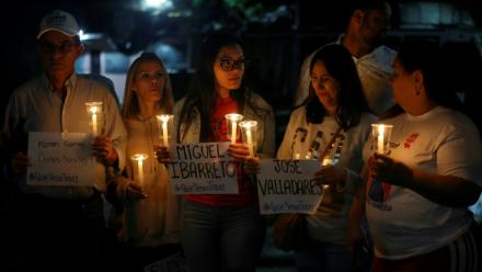 Des proches de prisonniers politiques effectuent une veillée devant la prison d'El Rodeo I à Guatire, près de Caracas, le 10 janvier 2026
