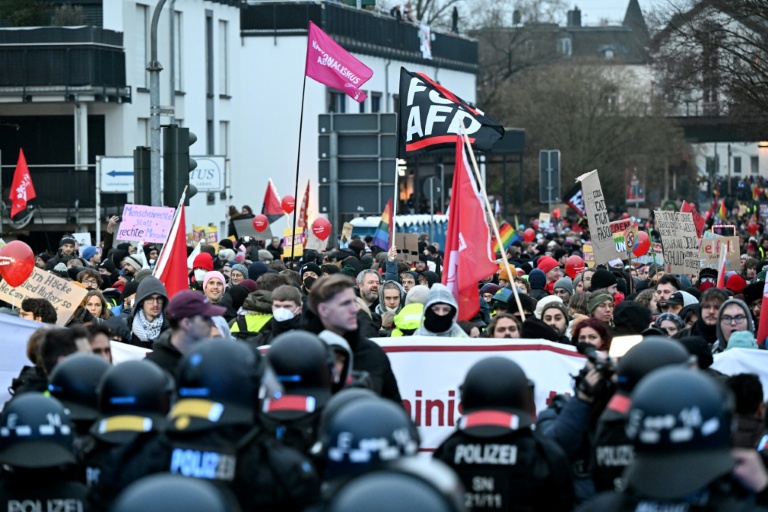 Des manifestants face à la police lors d'un rassemblement contre le parti d'extrême droite allemande AfD réuni pour un congrès à Giessen, le 29 novembre 2025 dans le centre de l'Allemagne