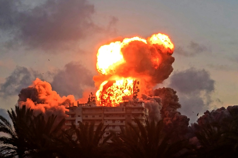 Une boule de feu visible au-dessus d'un bâtiment frappé par l'armée israélienne, le 28 mai 2026 à Tyr, au sud du Liban