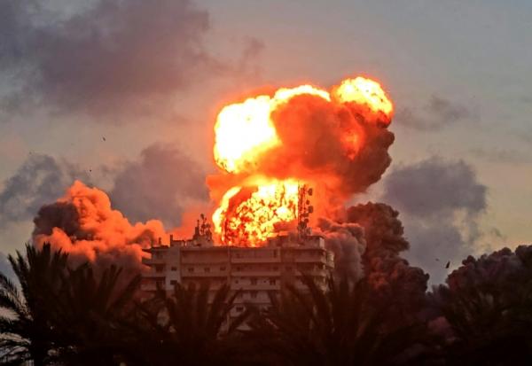 Une boule de feu visible au-dessus d'un bâtiment frappé par l'armée israélienne, le 28 mai 2026 à Tyr, au sud du Liban