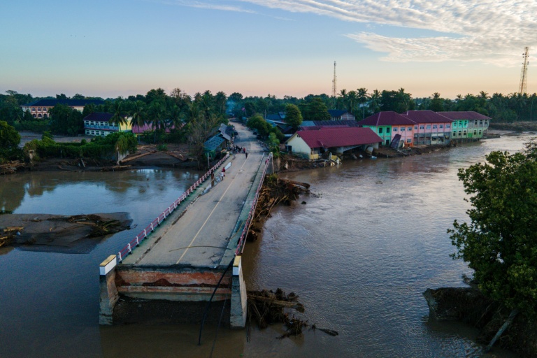 Vue d'un pont endommagé par les inondations, le 30 novembre 2025 à Meureudu en Indonésie