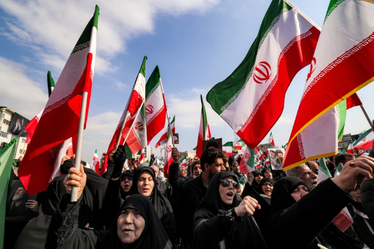 Des manifestants à Téhéran affichant leur soutien au nouveau guide suprême iranien le 9 mars 2026