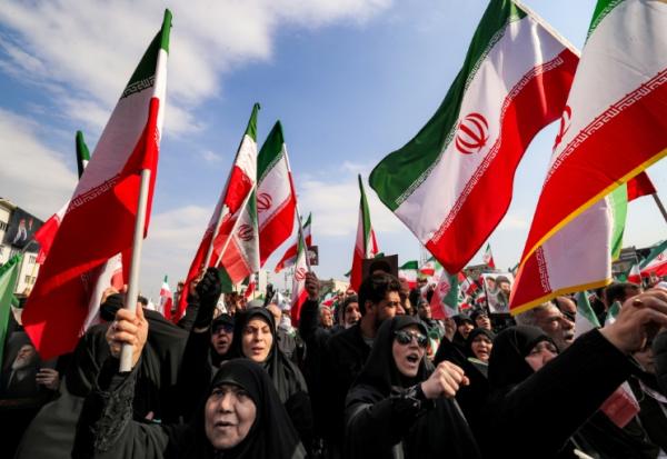 Des manifestants à Téhéran affichant leur soutien au nouveau guide suprême iranien le 9 mars 2026