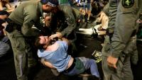 La police israélienne évacue des manifestants qui bloquaient la circulation dans un tunnel à Jérusalem, le 17 août 2025
