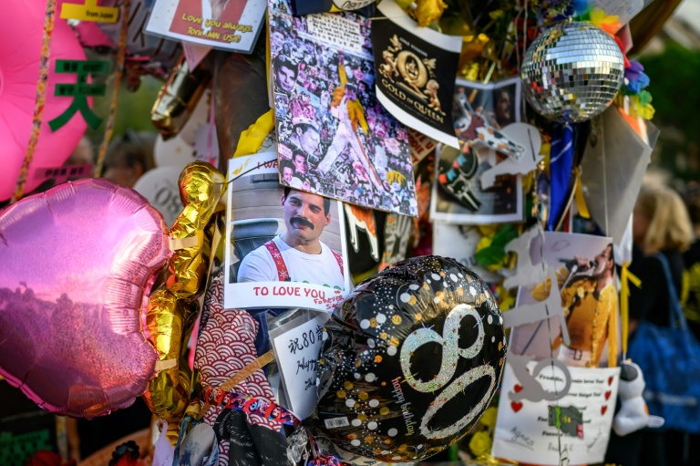 Des ballons, des photos et des messages déposés au pied de la statuede Freddie Mercury surplombant le lac Léman, lors du 
