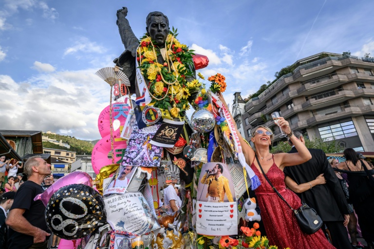 Des fans rassemblés autour de la statue de Freddie Mercury surplombant le lac Léman lors du 