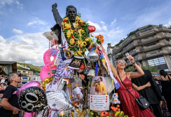 Des fans rassemblés autour de la statue de Freddie Mercury surplombant le lac Léman lors du "Montreux Freddie Day", marquant le 80e anniversaire de la naissance du leader du groupe Queen, à Montreux, en Suisse, le 5 septembre 2026