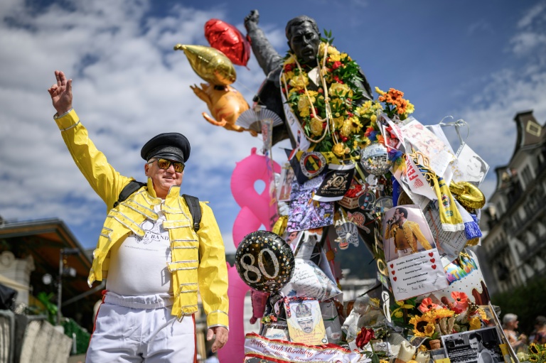 Un fan devant la statue de Freddie Mercury surplombant le lac Léman lors du 