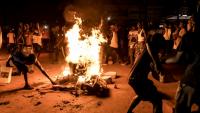 Des manifestants brûlent des pneus et bloquent des rues à Brusubi en, Gambie le 8 septembre 2026, pour protester contre des semaines de coupures d'électricité prolongées dans le pays  