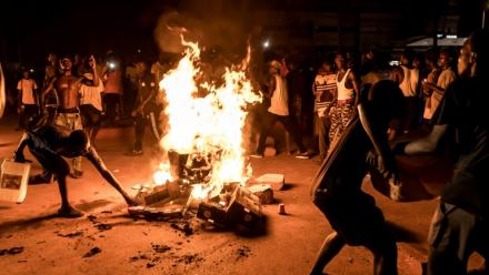 Des manifestants brûlent des pneus et bloquent des rues à Brusubi en, Gambie le 8 septembre 2026, pour protester contre des semaines de coupures d'électricité prolongées dans le pays  