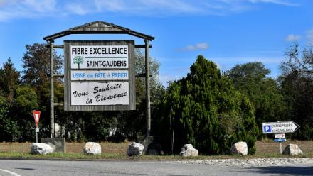L'entrée de l'usine de pâte à papier Fibre Excellence, à Saint-Gaudens, 28 septembre 2020