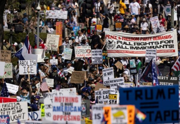 Des manifestants participant à la marche "No Kings" en opposition aux politiques de Donald Trump à Los Angeles, en Californie, le 14 juin 2025
