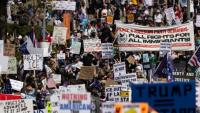Des manifestants participant à la marche "No Kings" en opposition aux politiques de Donald Trump à Los Angeles, en Californie, le 14 juin 2025