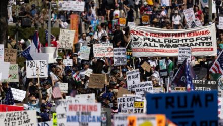 Des manifestants participant à la marche "No Kings" en opposition aux politiques de Donald Trump à Los Angeles, en Californie, le 14 juin 2025