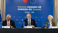 (g-d) Le président du Conseil européen Antonio Costa, le Premier ministre canadien Mark Carney et la présidente de la Commission européenne Ursula von der Leyen lors du 21e sommet UE-Canada, à Montréal, le 29 octobre 2026 au Canada