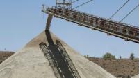 Du phosphate est extrait puis acheminé vers une zone de stockage dans la mine de phosphate à ciel ouvert de Sidi Chennane,  près de Khouribga, dans l'ouest du Maroc, le 30 juin 2026 