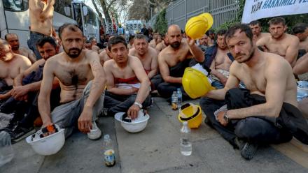 Plusieurs dizaines de mineurs turcs manifestent torse nu devant le ministère de l'Energie en Turquie lundi pour réclamer le paiement de salaires