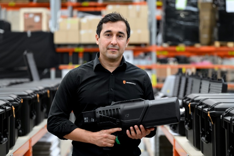 Oleg Vornik, PDG de DroneShield, tient un 